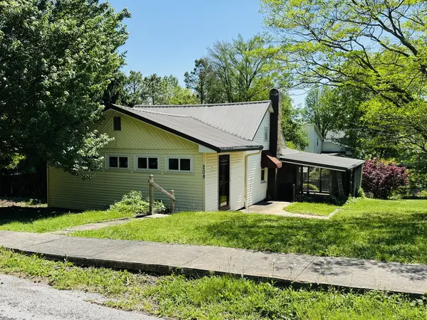 208 W POPLAR ST, Cobden, IL 62920