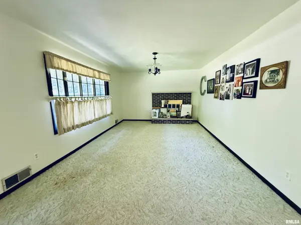 1533 HICKORY POINT RD, Metamora, IL 61548