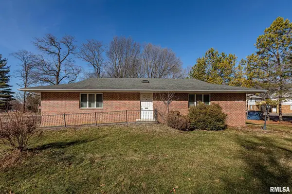 2105 N PARKWAY DR, Pekin, IL 61554