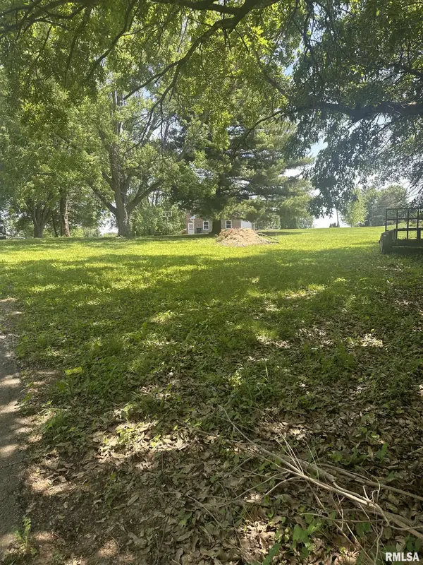 205 BURNING TREE DR, Pekin, IL 61554