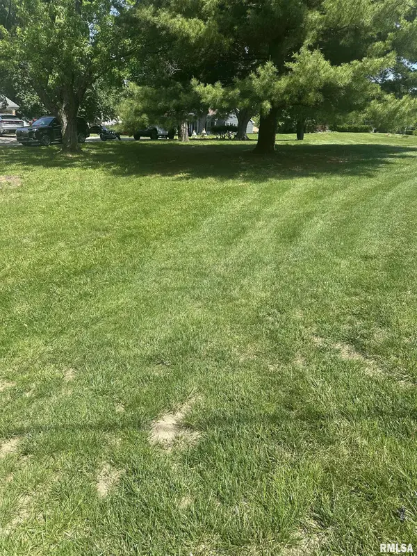 205 BURNING TREE DR, Pekin, IL 61554