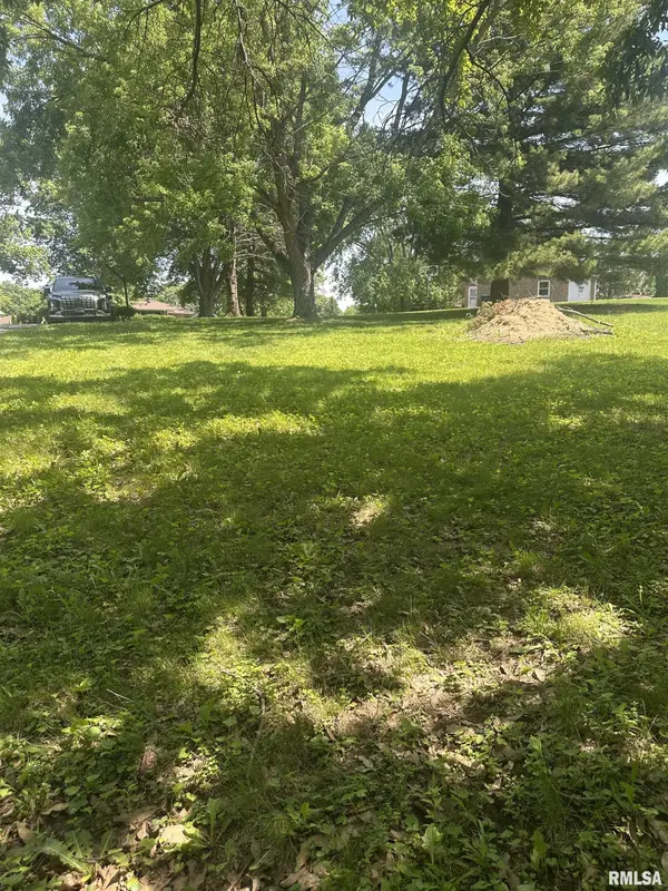 205 BURNING TREE DR, Pekin, IL 61554