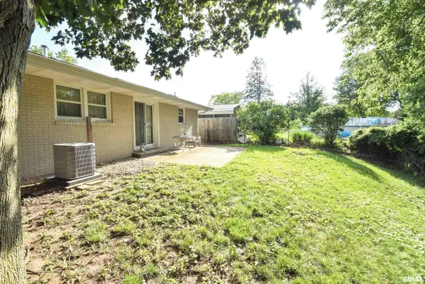 2229 CRESTVIEW DR, Pekin, IL 61554