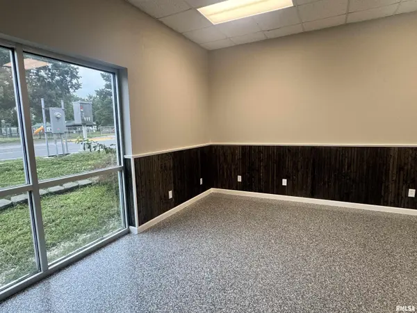 601 E DeYoung ST, Marion, IL 62959