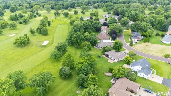 2 WINGED FOOT DR, Pekin, IL 61554