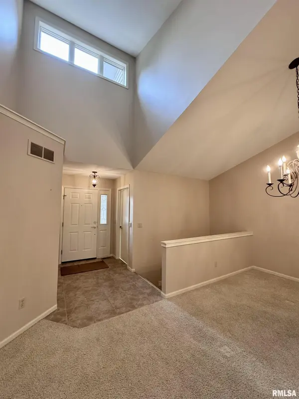 913 BAYBERRY LN, Macomb, IL 61455