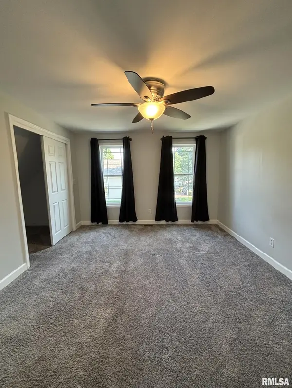 105 W BIRCH ST, Canton, IL 61520
