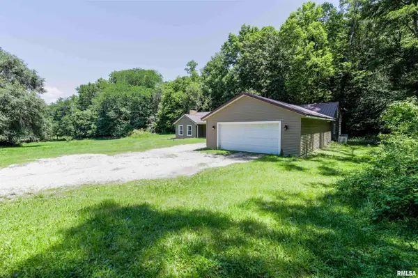 1562 SPRING BAY RD, East Peoria, IL 61611