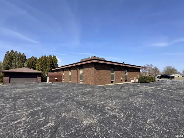 909 E GRANT ST, Macomb, IL 61455