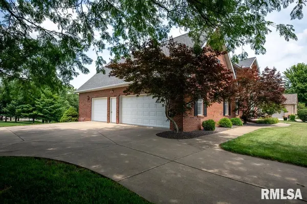 1100 HILLCREST DR, Washington, IL 61571