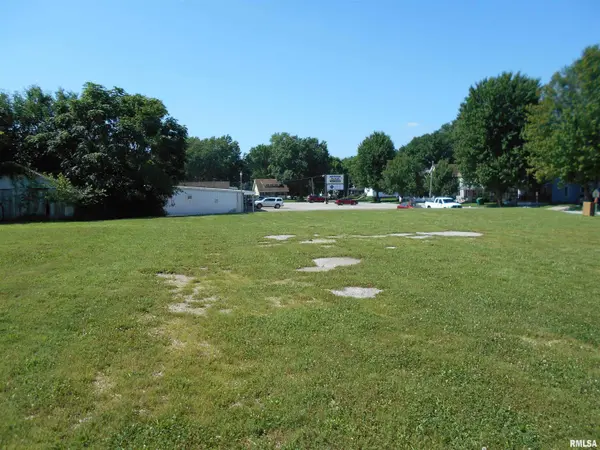 301 S JOHNSON ST, Macomb, IL 61455