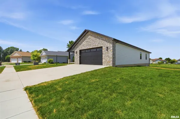 1325 CEDAR LAKE DR, Metamora, IL 61548