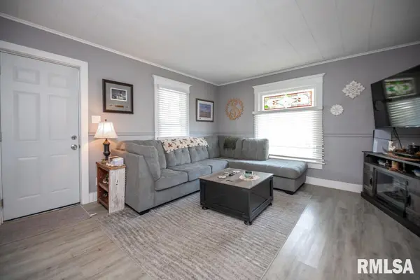 111 E OAKLEY AVE, Glasford, IL 61533