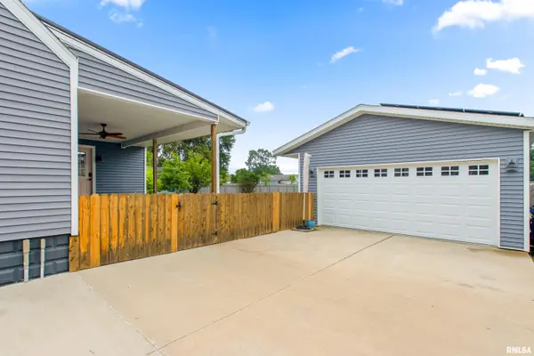 150 N PARK DR, Canton, IL 61520