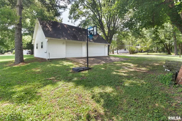 1017 E BOND ST, Herrin, IL 62948