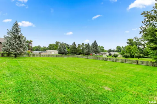 221 S CUMMINGS LN, Washington, IL 61571