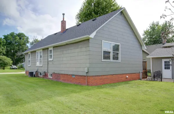 208 E MAIN ST, Industry, IL 61440