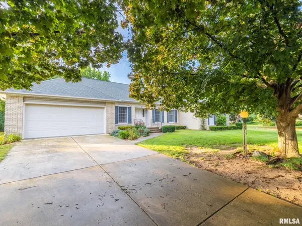 15 OLYMPIA FIELDS DR, Pekin, IL 61554