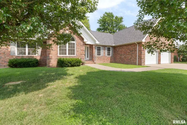 707 Saluki DR, Marion, IL 62959