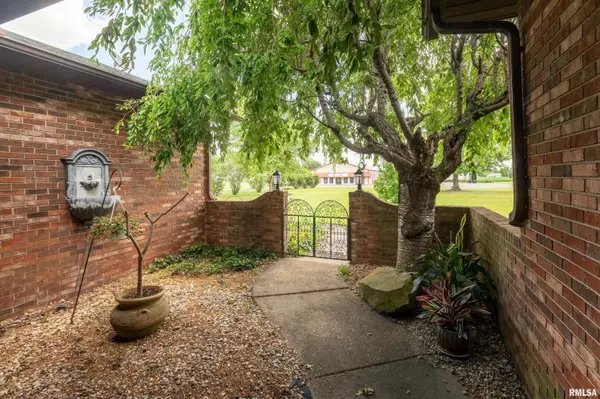 1000 N Pentecost DR, Marion, IL 62959