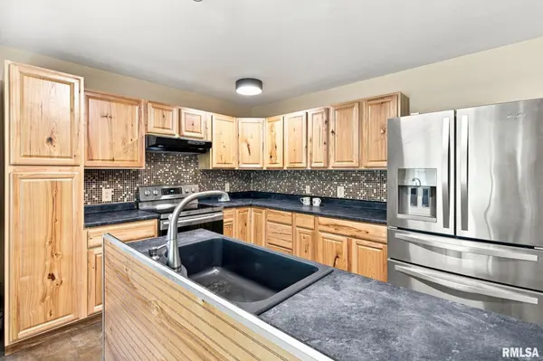 1803 W WALNUT ST, Carbondale, IL 62901