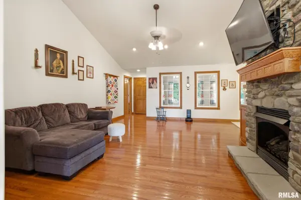 1800 WREN DR, Marion, IL 62959