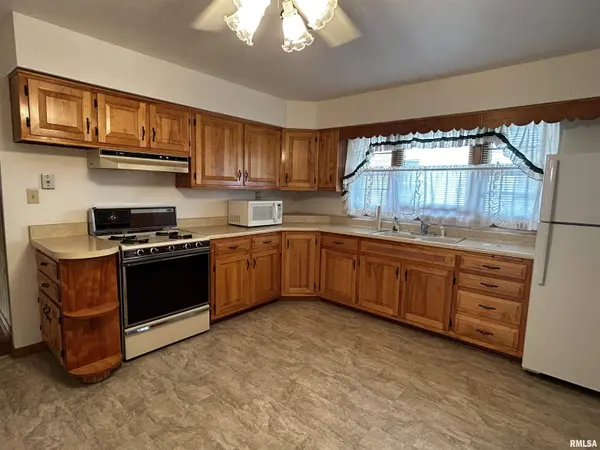 1301 N 10TH ST, Pekin, IL 61554
