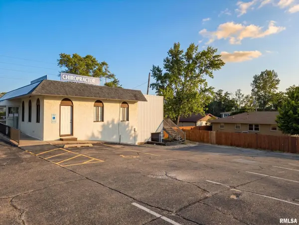 105 N PARKWAY DR, Pekin, IL 61554