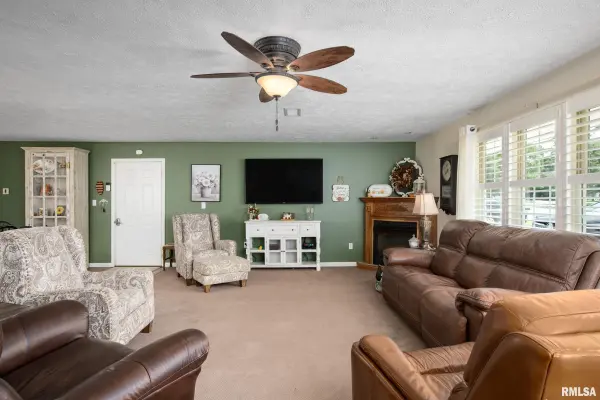 1041 Roberta DR, Murphysboro, IL 62966