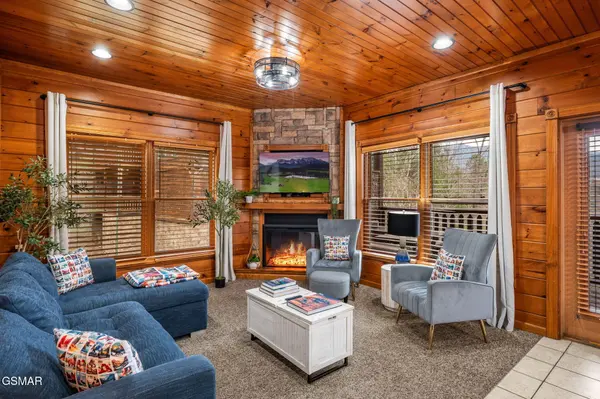 808 Great Smoky Way, Gatlinburg, TN 37738