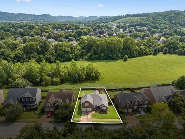 8468 Beautiful Valley Dr, Nashville, TN 37221