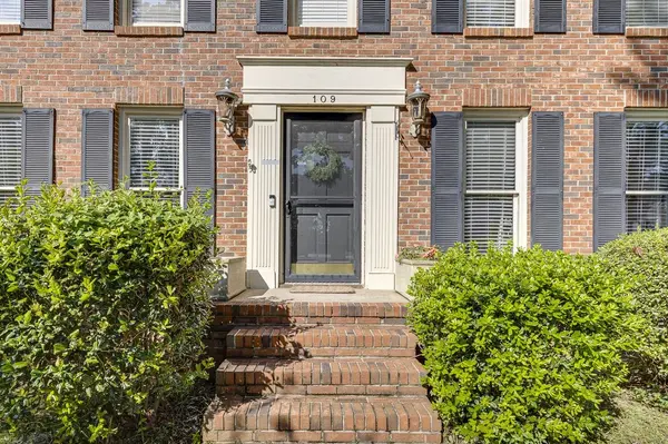 109 Smithwood CT, Simpsonville, SC 29681