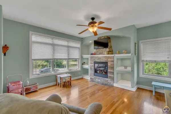 4942 NW Kendall DR, Topeka, KS 66618