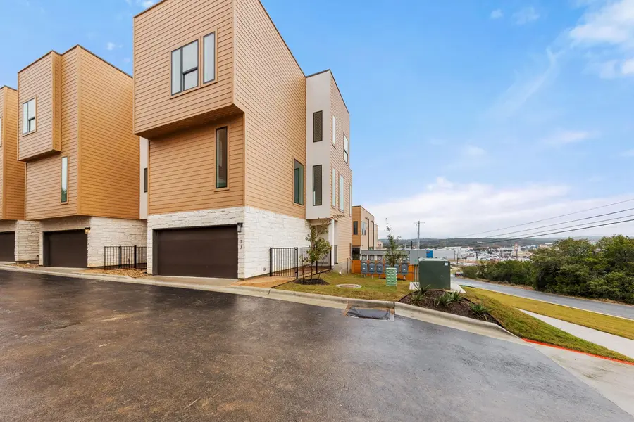 6819 Wolfcreek PASS #17, Austin, TX 78749
