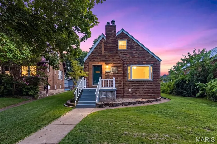6421 Lindenwood PL, St Louis, MO 63109