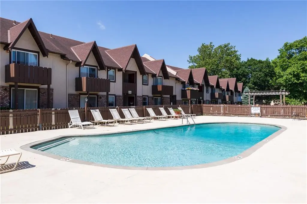 6206 Robinson ST #1, Overland Park, KS 66202