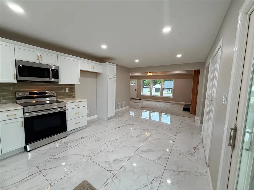 605 NE Douglas ST, Lee's Summit, MO 64063