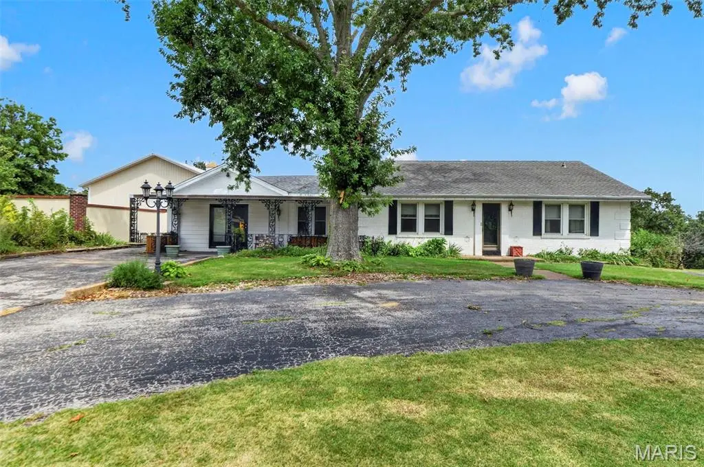 5512 Kerth RD, St Louis, MO 63128