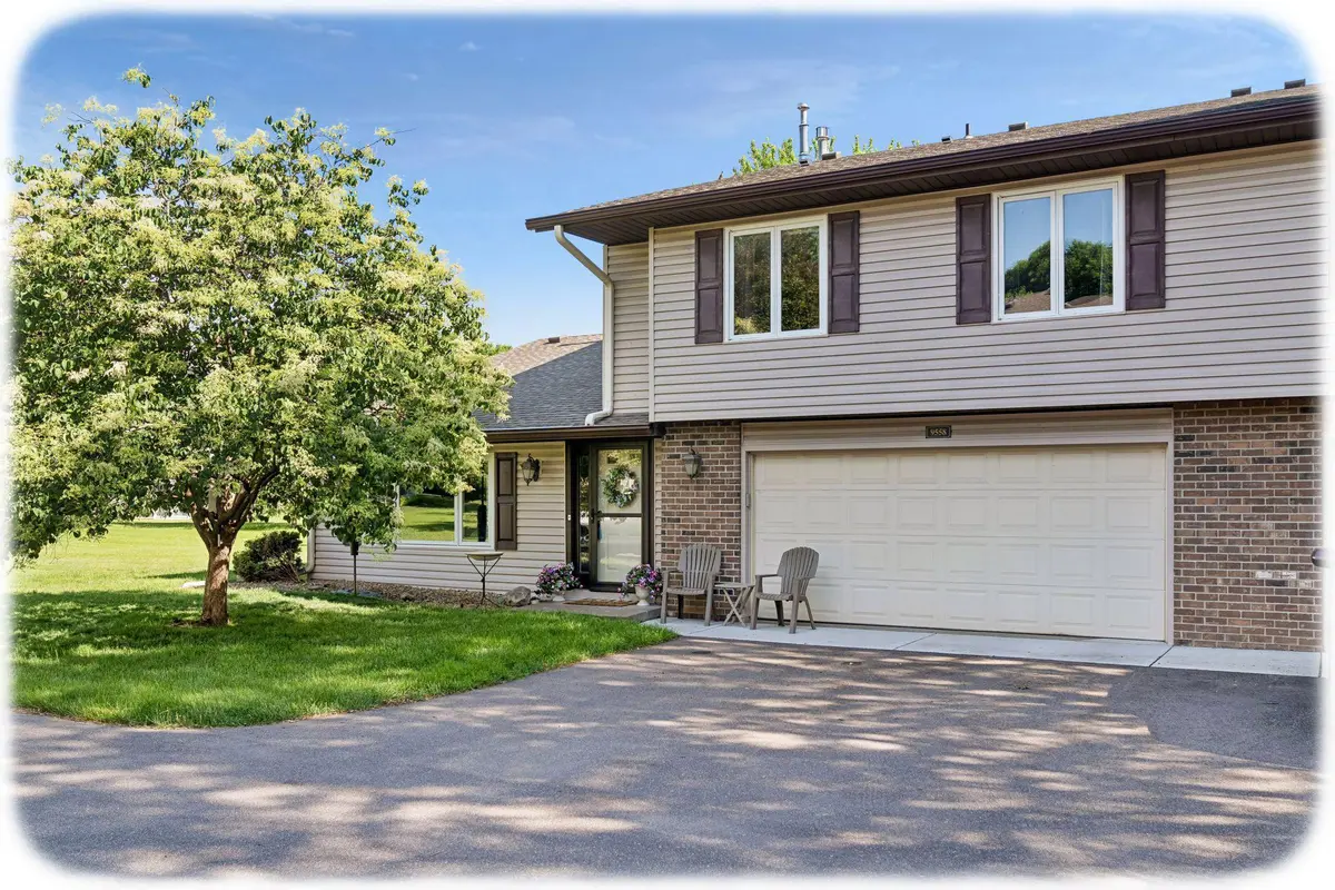 9558 Kingsview LN N, Maple Grove, MN 55369