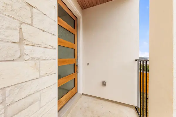 6819 Wolfcreek PASS #17, Austin, TX 78749