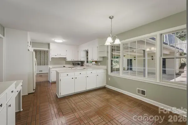 102 Woodland DR, Morganton, NC 28655