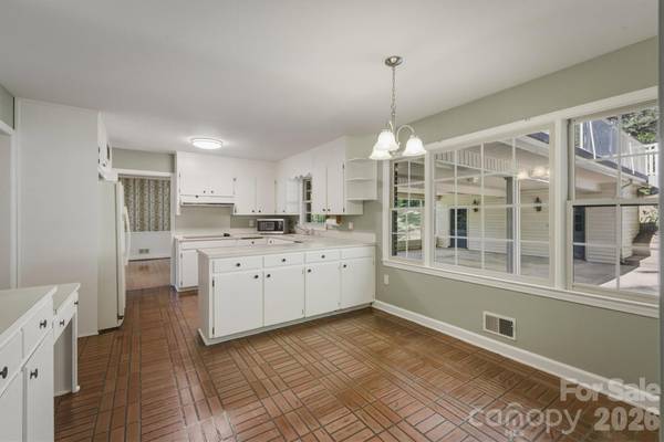 102 Woodland DR, Morganton, NC 28655