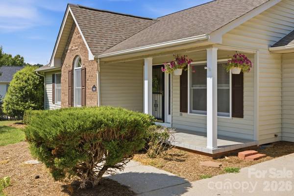 3842 Serenity DR, Hickory, NC 28602