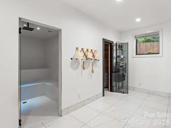52 Klimovych RD, Hendersonville, NC 28792