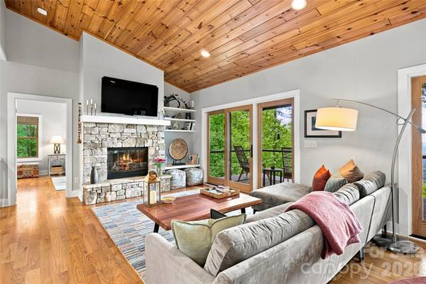 600 Tanglewood LN, Saluda, NC 28773