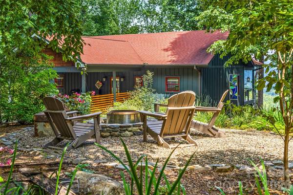 600 Tanglewood LN, Saluda, NC 28773