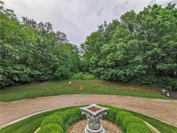 6004 West Shore CT, Parkville, MO 64152
