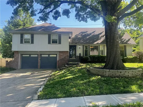 9102 W 81st TER, Overland Park, KS 66204
