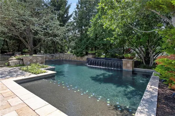 13908 HOWE DR, Leawood, KS 66224