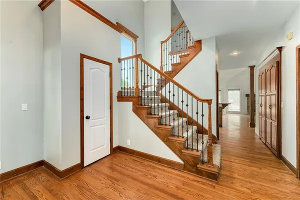 1007 Burr Oak LN, Grain Valley, MO 64029